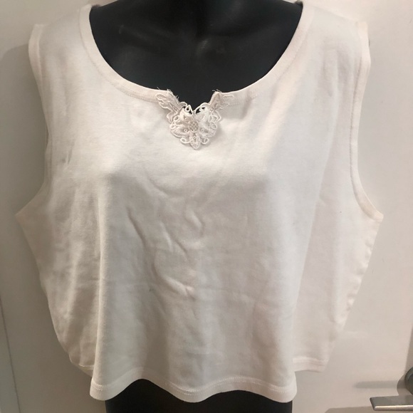 10/$20 RETRO CROP TOP 3X - Picture 2 of 8